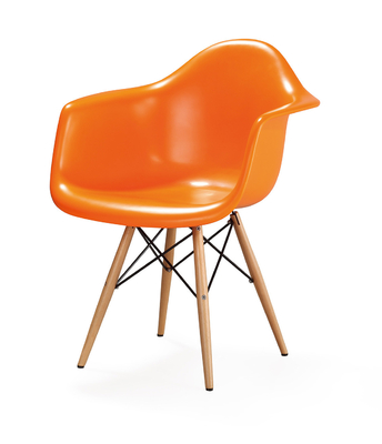 เก้าอี้นั่งโมเดิร์นสีส้ม, เก้าอี้ไฟเบอร์กลาสที่นั่งร้านอาหารที่มีฐานไม้ขา